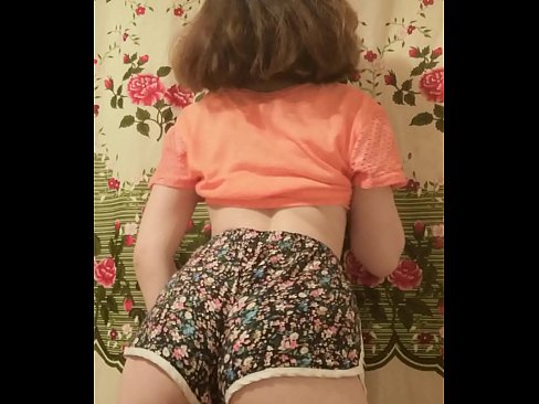 ❤️ Una ghjovana sexy si spoglia i pantaloncini davanti à a camera ❤️ Video anale à noi